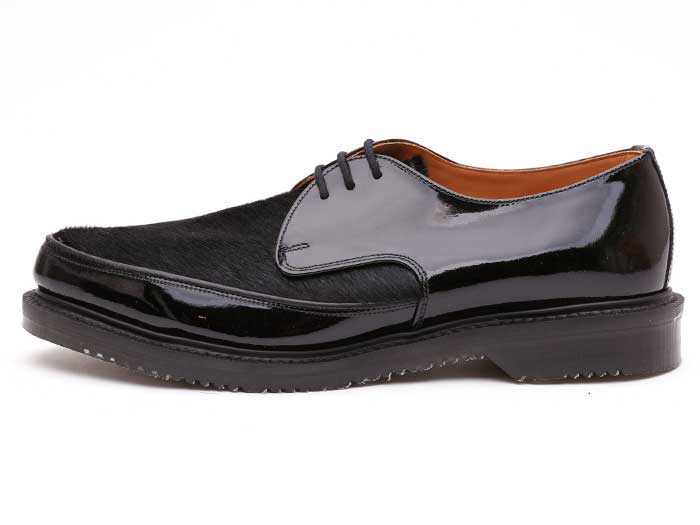 8075ブラックエナメル×ブラックポニーの左横向き写真