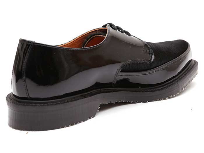 8075ブラックエナメル×ブラックポニーの右斜め後ろ向き写真