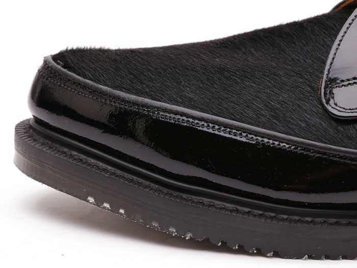 8075ブラックエナメル×ブラックポニーの横向きトゥ部分写真